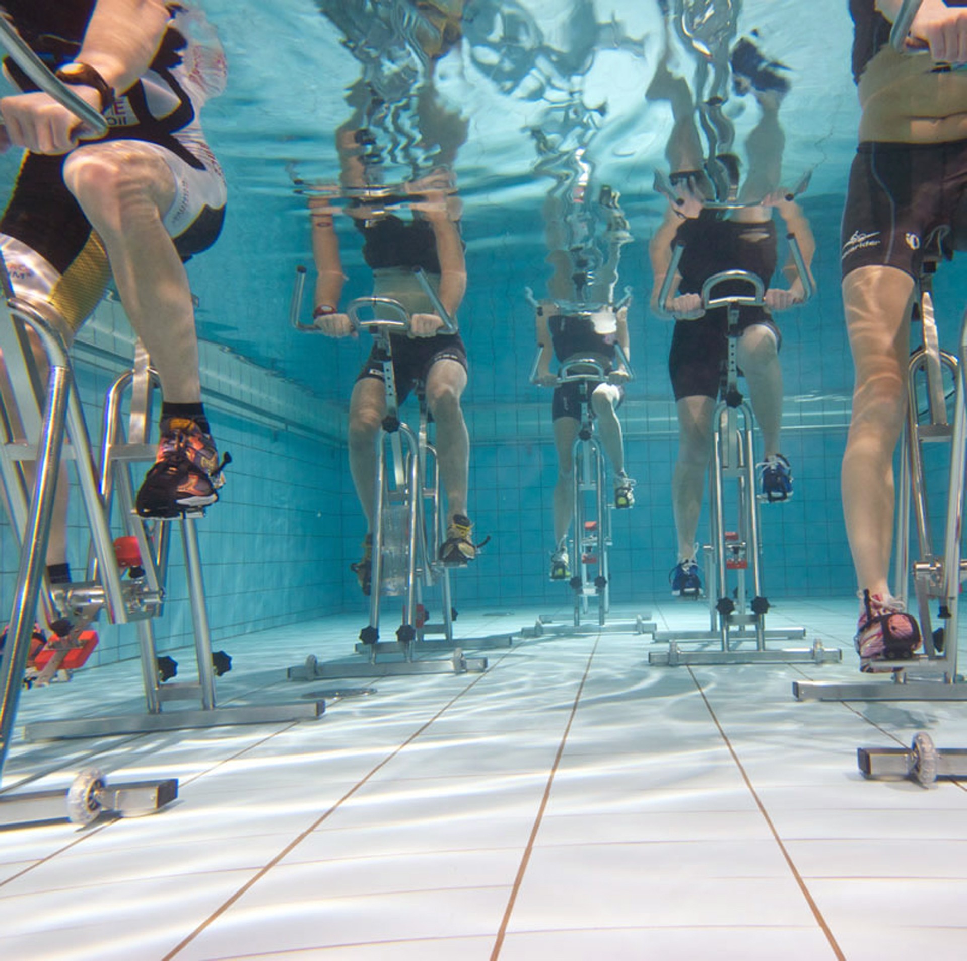 Ein Aqua-Cycling-Kurs tritt unter Wasser kräftig in die Pedalen