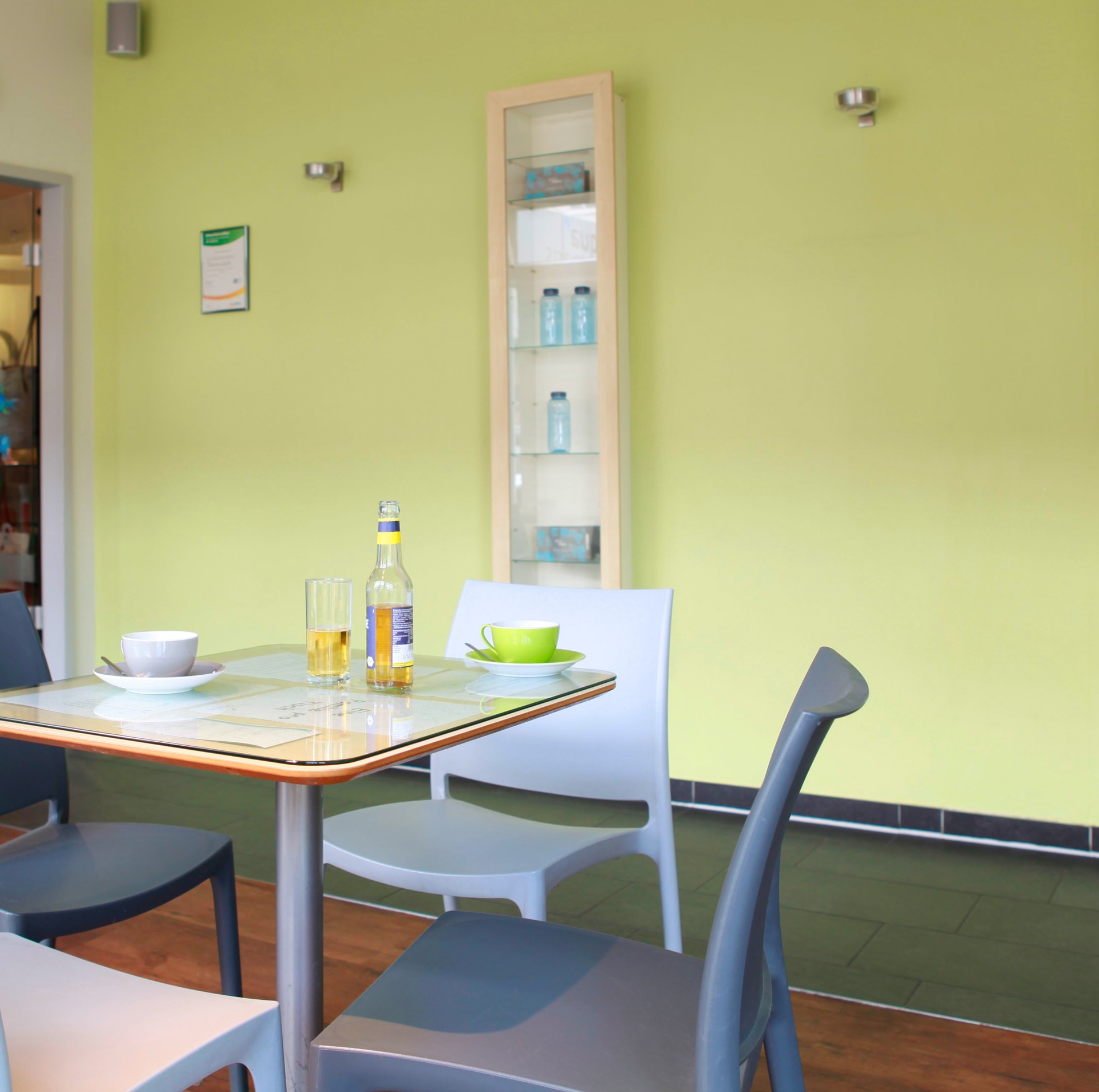 Aufenthaltsraum mit Café-Atmosphere bietet Heiß- wie Kaltgetränke für Wartende